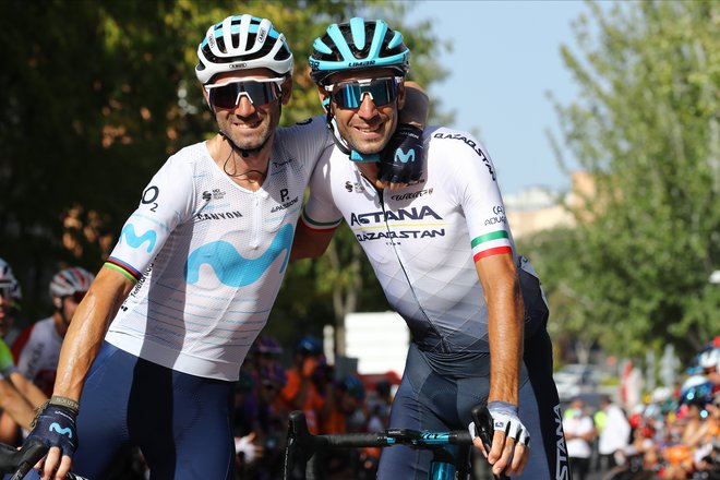 Alejandro Valverde (levo) in Vincenzo Nibali se bosta poslovila na sobotni dirki po Lombardiji. FOTO: David Pintens/Belga/Reuters
