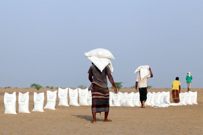 Razdeljevanje humanitarne pomoči v pristanišču Hodeida. FOTO: Khaled Ziad/AFP
