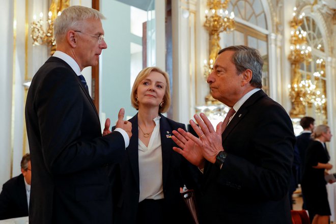 Latvijski premier Krišjānis Kariņš, britanska premierka Liz Truss in odhajajoči italijanski premier Mario Draghi med srečanjem voditeljev evropske politične skupnosti v Pragi. Foto: David W Cerny/Reuters
