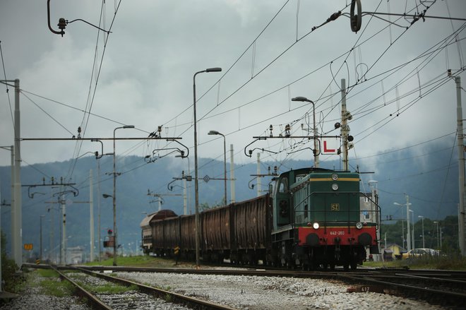 &raquo;Preko glavne železniške postaje Ljubljana sta predvidena dva neperonizirana tira za prevoz tovornih vlakov iz smeri Jesenic oz. Divače proti Zidanemu Mostu in obratno do načrtovane poglobitve. Po ukinitvi vožnje tovornih vlakov na območju železniške postaje Ljubljana bosta služila kot prehitevalna ali nadomestna tira pri izvajanju nujnih vzdrževalnih del.&laquo;
