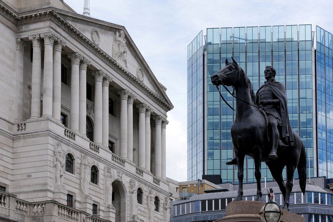 Fokus centralnih bank &ndash; na fotografiji je sedež Bank of England v Londonu &ndash; je še naprej znižanje inflacije.

FOTO: Maja Smiejkowska/Reuters
