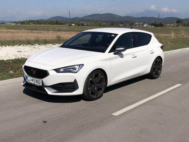 Cupra leon ima dobre pospeške, a ga je mogoče mirno voziti po vsakodnevnih opravkih.&nbsp;FOTO:&nbsp;Aljaž Vrabec
