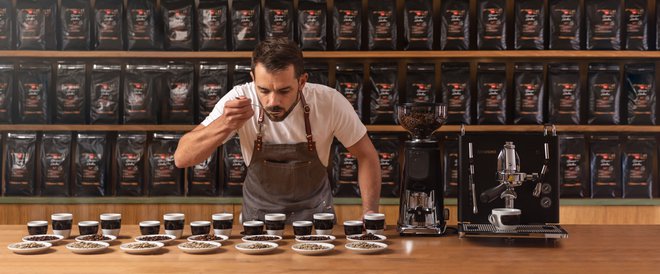 Nannijev glavni pražar Mitja Jarc skrbno preizkusi, katere kave bodo dali v ponudbo. FOTO: arhiv Nanni
