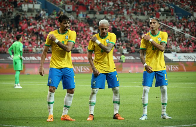 Neymar (v sredini) proslavlja po zadetku v Seulu s soigralcema Raphinho (desno) in Lucasom Paqueto. FOTO:&nbsp;Kim Hong-ji/Reuters
