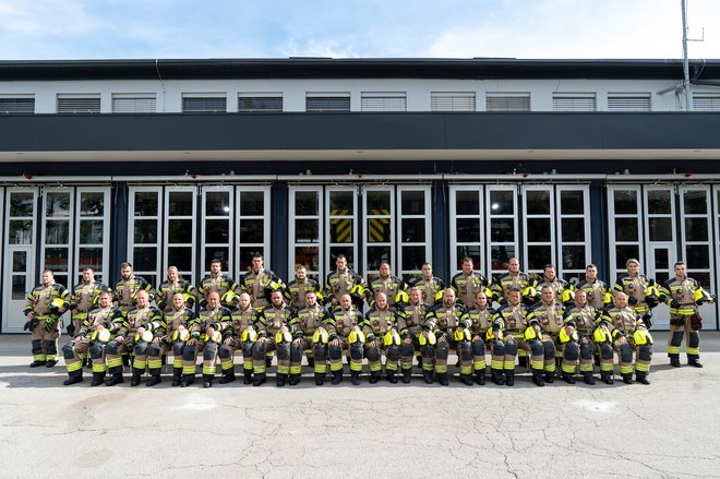 Gasilska brigada Ljubljana danes šteje skupno 147 članov, od tega jih je 16 v poveljstvu in skupnih službah in 128 gasilcev v štirih izmenah oziroma četah. Na fotografiji prva četa. Fotografije Luka Kotnik
