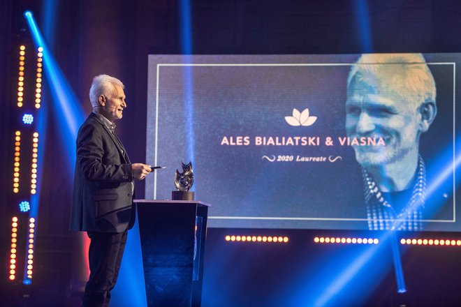 Med dobitniki letošnje Nobelove nagrade za mir je beloruski nevladni aktivist Ales Bjaljatski, ustanovitelj organizacije Vjasna (Pomlad). FOTO: Anders Wiklund/Reuters
