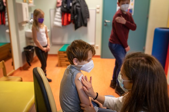 Sistematski pregled niso le merjenje višine, teže in cepljenje. Včasih zdravniki odkrijejo tudi zlorabe otrok. (Fotografija je simbolična.) FOTO: Voranc Vogel/Delo
