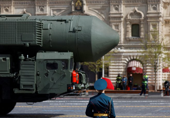 Tabu, ki pravi, da se o rabi jedrskega orožja javno ne govori, je razbit. Tabu, ki je rivalske države vendarle povezoval v za silo delujočo mednarodno skupnost, ne velja več. FOTO: Maxim Shemetov/Reuters

