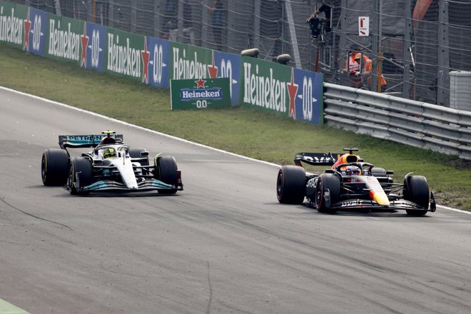 Je Max Verstappen imel neupravičeno prednost pred Lewisom Hamiltonom? FOTO:&nbsp;Yves Herman/Reuters
