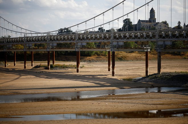 Poleg temperatur je letošnje poletje izstopalo tudi po suši. FOTO:&nbsp;Stephane Mahe/Reuters
