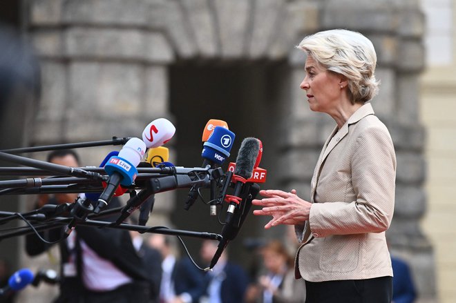 Predsednica evropske komisije Ursula von der Leyen je v pismu voditeljem pred vrhom nakazala podporo uvedbi kapice, a opozorila tudi na tveganja, ki so povezana s tem. FOTO: Michal Cizek/AFP
