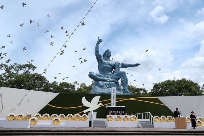 Park miru v japonskem&nbsp; Nagasakiju, ki je skupaj s Hirošimo ob koncu druge svetovne vojne utrpel jedrsko bombo.&nbsp; Foto Str Afp
