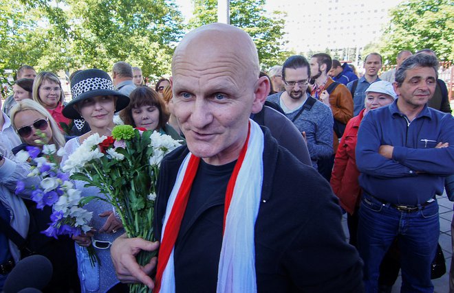 Ales Bjaljacki je novico o nagradi dočakal v priporu v Minsku, julija lani so ga aretirali zaradi suma o utaji davkov. Na fotografiji je ob prihodu iz zapora leta 2014. FOTO: Stringer Reuters
