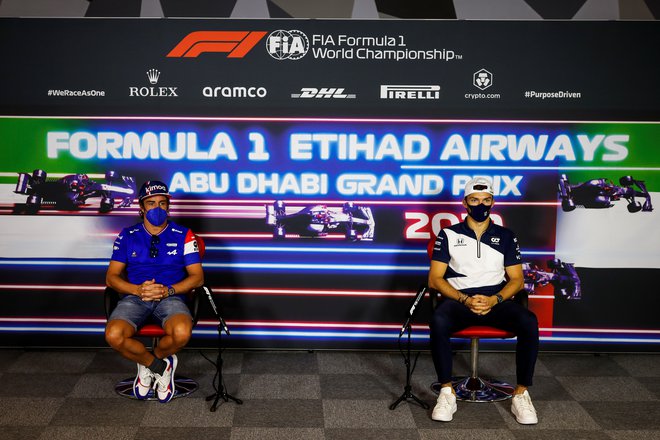 Fernando Alonso (levo) in Pierre Gasly na novinarski konferenci pred lansko dirko v Abu Dabiju.&nbsp;FOTO: Reuters
