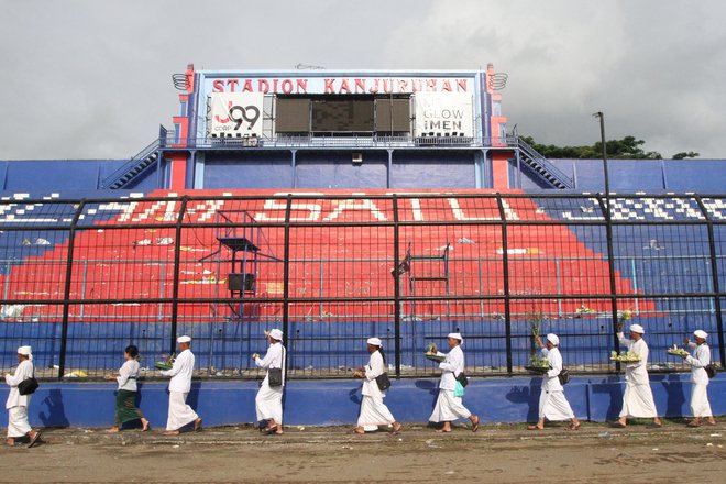 Hindujska molitev&nbsp;za žrtve na štadionu Kanjuruhan. FOTO:&nbsp;Antara Foto/Reuters
