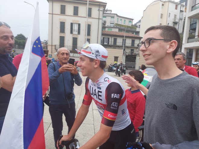 Tadej Pogačar med slovenskimi navijači v Comu. FOTO: Miha Hočevar
