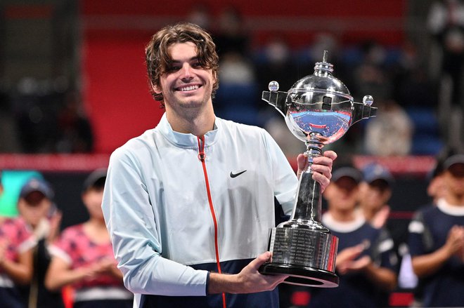 Taylor Fritz je v zrak dvignil že svojo tretjo lovoriko v nepozabnem letu 2022.&nbsp;FOTO: Kazuhiro Nogi/AFP
