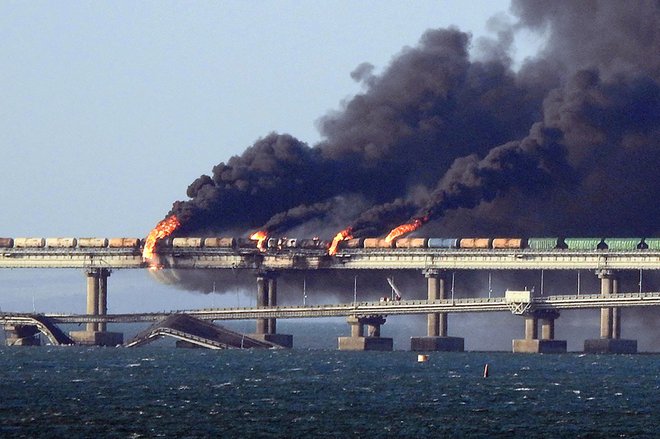 Kijev uradno sicer ni prevzel odgovornosti za napad na krimski most, ki je veljal za &raquo;nedotakljivega&laquo;, a to nikakor ne pomeni, da akcije niso organizirale ukrajinske sile. Foto: Afp
