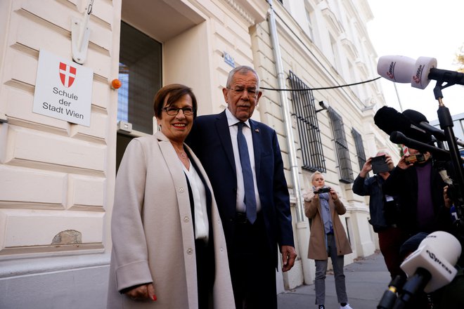 Dosedanji in bodoči avstrijski predsednik Alexander Van der Bellen s soprogo Doris Schmidauer. FOTO:&nbsp;Leonhard Foeger/Reuters
