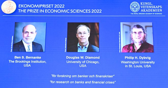 Od leve proti desni letošnji dobitniki Nobelove nagrade za ekonomijo: Ben Bernanke, Douglas Diamond in Philip Dybvig. FOTO: Anders Wiklund/AFP
