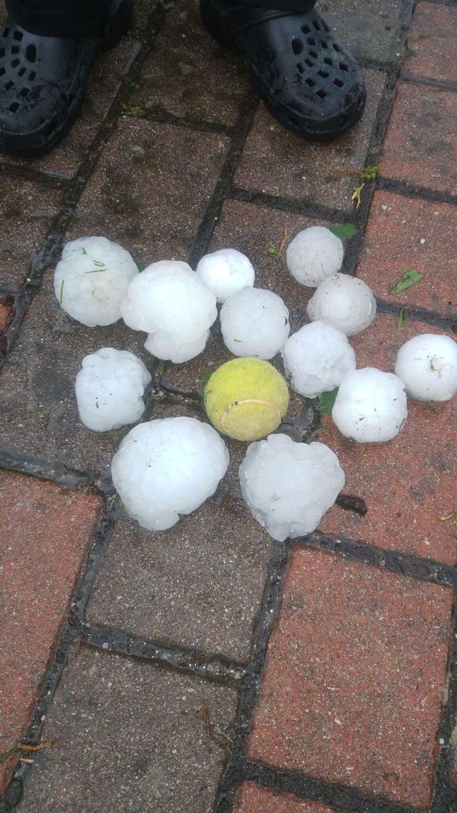 V Črnomlju je pred leti padala rekordno velika toča. FOTO: Bojan Rajšek/Delo
