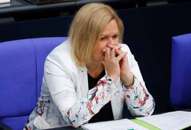 Nemška ministrica za notranje zadeve Nancy Faeser je napovedala zamenjavo vodje zveznega urada za kibernetsko varnosti zaradi suma povezav z ruskimi obveščevalnimi službami. Foto Michele Tantussi Reuters
