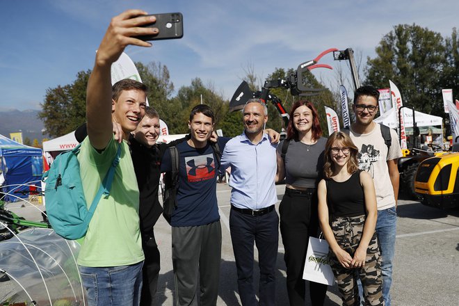 &raquo;Janez, ali se lahko slikamo?&laquo; se je približala skupina mladih obiskovalcev sejma. Od tiktoka se je generacijska struktura sogovornikov popestrila.

Foto Leon Vidic
