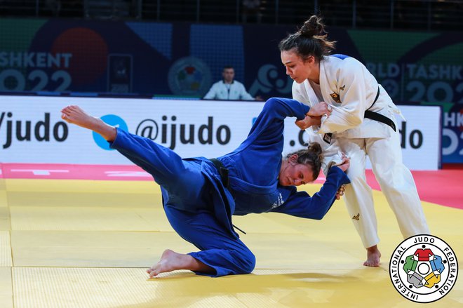 Patricija Brolih (v modrem kimonu) je morala priznati premoč nemški evropski prvakinji Alini Böhm. FOTO: Emanuele Di Feliciantonio/IJF
