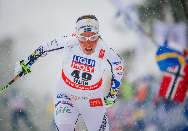 Predvsem za severnjake (na fotografiji Švedinja Charlotte Kalla) predstavljajo tekaške tekme na SP pravi praznik. FOTO:&nbsp;Jonathan Nackstrand/AFP
