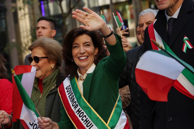 Guvernerka New Yorka Kathy Hochul na paradi ob Kolumbovem dnevu v New Yorku. Foto Shannon Stapleton/Reuters
