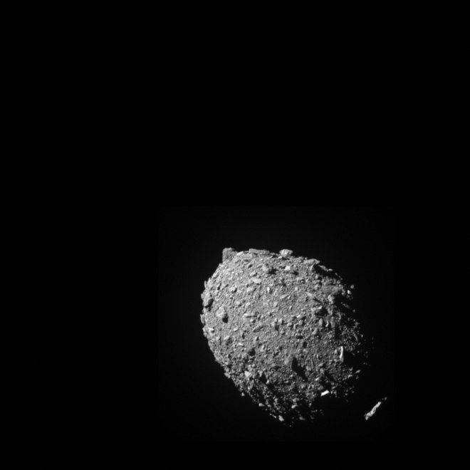 Takole je Dart videl Dimorfos 11 sekund pred trčenjem. Takrat je bila sonda od asteroida oddaljena 68 kilometrov. FOTO: Johns Hopkins, Nasa/APL,AFP
