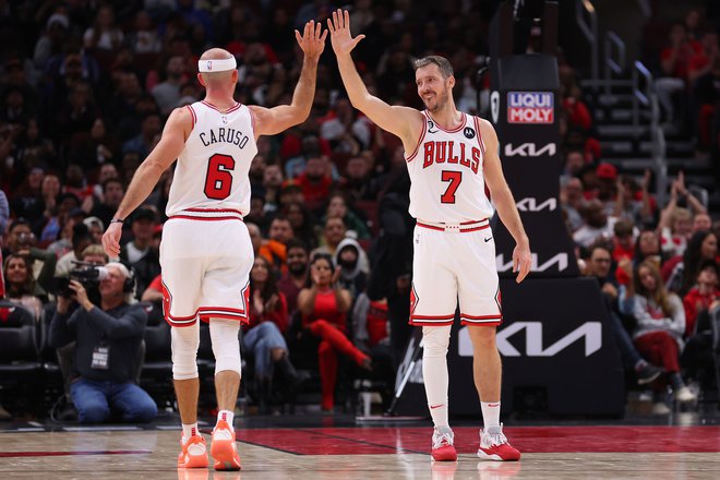 Pozdrav Alexa Carusa&nbsp;in Gorana Dragića po košu na dvoboju z Milwaukee Bucks v domačem United Centru.&nbsp;FOTO: Michael Reaves/AFP
