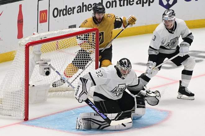 Vratar Jonathan Quick v akciji na dvoboju z ekipo iz Las Vegasa. FOTO: Richard Mackson/USA Today Sports
