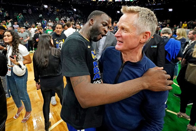 Draymond Green in Steve Kerr (desno) sta bila še junija prešerno razpoložena, potem ko je Golden State z zmago na šesti tekmi finala v Bostonu osvojil&nbsp;naslov v ligi NBA. FOTO: Kyle Terada/USA Today Sports
