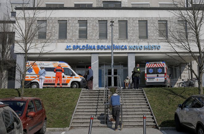 Iz Splošne bolnišnice Novo mesto je zadnje leto odšlo devet zdravnikov, odhajajo tudi iz drugih regijskih bolnišnic, zato napotujejo bolnike v Ljubljano in Maribor, kjer so čakalne vrste vse daljše. Foto Blaž Samec
