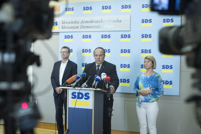 Zbrani podpisi omogočajo, da bodo volivci na referendumu lahko odločali o zavrnitvi treh slabih in za ljudi škodljivih zakonov, so povedali v SDS. FOTO: Jure Eržen/Delo
