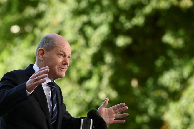 Nemški kancler Olaf Scholz je idejo za skupno obrambo predstavil septembra v Pragi. FOTO:&nbsp;Annegret Hilse/REUTERS
