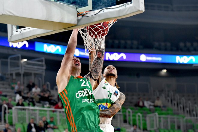 Alen Omić se je pod košema spopadel z lanskim soigralcem Zachom Augustom. FOTO: Cedevita Olimpija
