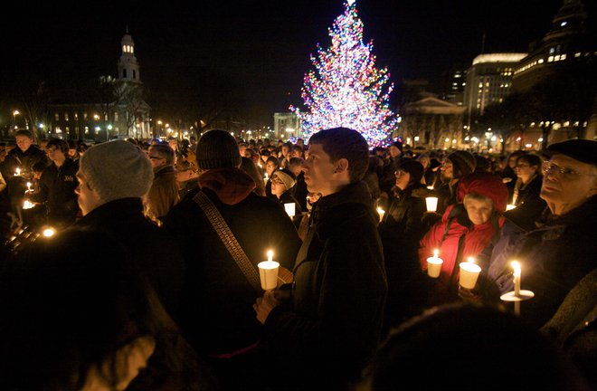 Žalovanje v New Havnu po presunljivem množičnem umoru v Osnovni šoli Sandy Hook. FOTO: Michelle McLloughlin/Reuters
