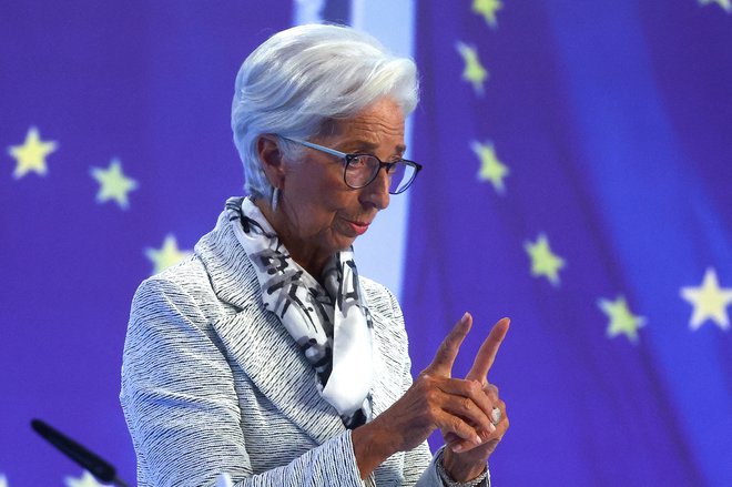 ECB, ki jo vodi Christine Lagarde, motijo lahki zaslužki, ki jih banke ustvarijo z denarjem, izposojenim od ECB, ki ga nato položijo na račune centralnih bank. FOTO: Kai Pfaffenbach/Reuters
