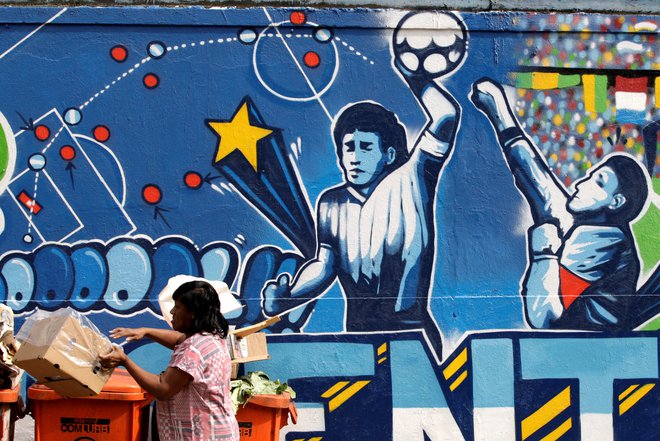 Znamenita &raquo;božja roka&laquo; Diega Maradone je del nogometne zgodovine in krasi tudi enega od zidov v Riu de Janeiru. FOTO: Sergio Moraes/Reuters

