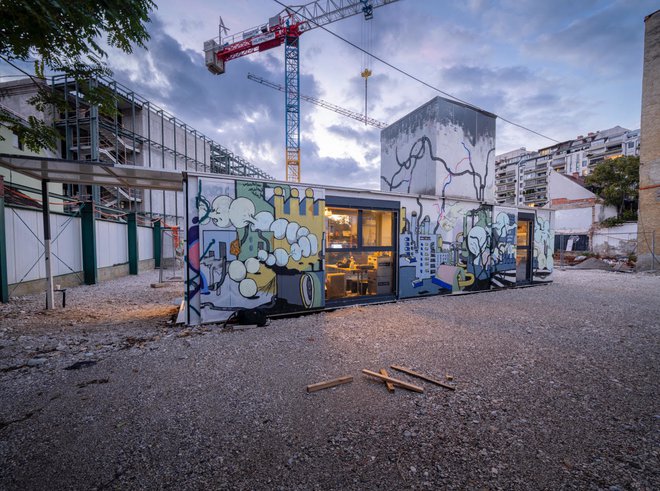 RogLab je zadnje desetletje domoval na Petkovškovem nabrežju, danes pa ga najdemo v novem mestnem parku ob Centru Rog, kjer bo do odprtja slednjega še deloval kot izdelovalni prostor. FOTO: Branko Čeak
