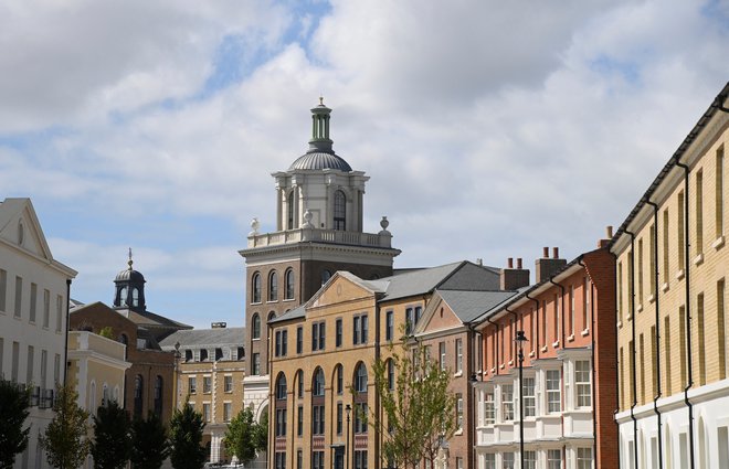 Celo eden od arhitektov naselja Poundbury je pred leti priznal, da se ukvarjajo z ustvarjanjem prepričljivega ponaredka: &raquo;Vsa arhitektura je kot tapeta, spodaj pa so iste stvari.&laquo; FOTO: Toby Melville/Reuters
