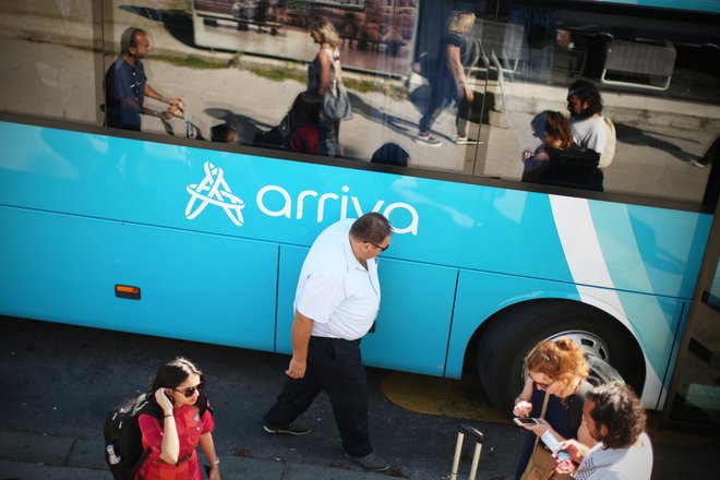 Avtobusni vozniki so, medtem ko avtobusi stojijo, plačani manj, saj se ta čas ne šteje kot običajna delovna ura, morajo pa biti na razpolago delodajalcu, izpostavljajo v Sindikatu voznikov avtobusov Slovenije.&nbsp; FOTO: Jure Eržen/Delo
