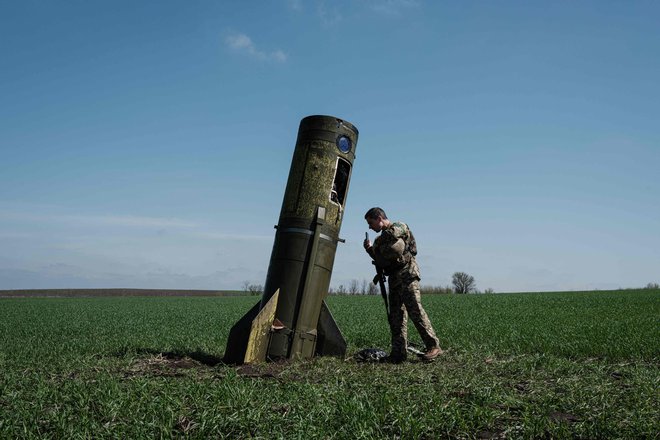 Ukrajinski vojak med preverjanjem ostankov ruske balistične rakete na vzhodu Ukrajine Foto: Yasuyoshi Chiba/AFP
