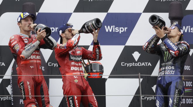 Francesco Bagnaia (v sredini) in Jack Miller (levo) upata na še kakšnen spodrsljaj Fabia Quartararoja (desno). FOTO: Ciro De Luca/Reuters
