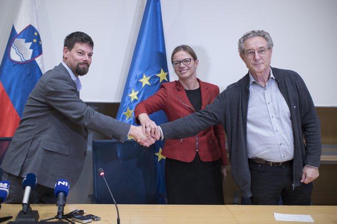 Predstavniki vlade in sindikatov so podpisali dogovor glede plač&nbsp;zaposlenih v javnem sektorju. Na fotografiji Branimir Štrukelj, Sanja Ajanović Hovnik in Jakob Počivavšek. FOTO: Jure Eržen/Delo
