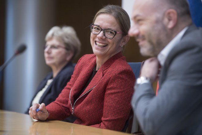 Ministri Irena Šinko, Sanja Ajanović Hovnik in Danijel Bešič Loredan. FOTO: Jure Eržen/Delo
