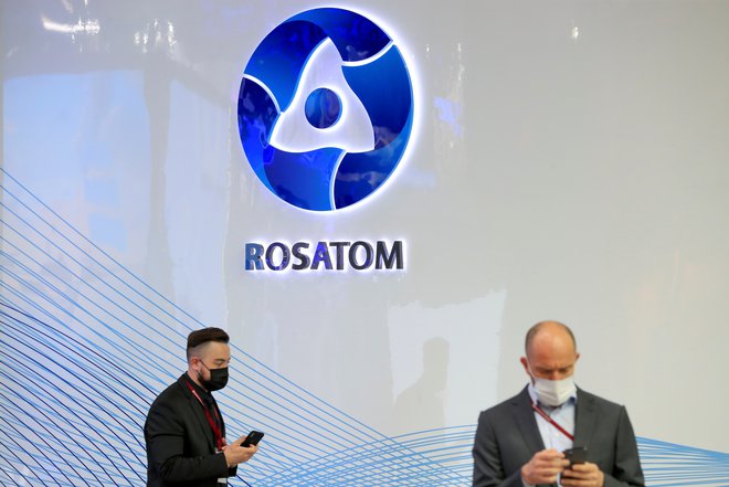 Rosatom je rusko državno podjetje, ki je v letu 2020 ustvarilo 15 odstotkov svetovne trgovine z uranom. FOTO: Jevgenija Novoženina/Reuters
