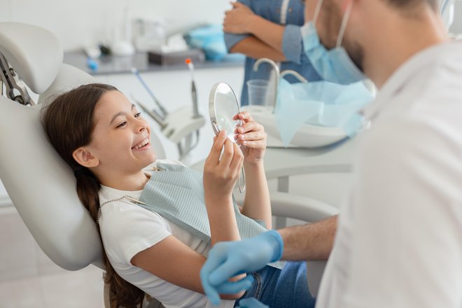 Trend kampanjskega reševanja zobozdravstvenih težav je še vedno problematičen, zato je naloga strokovnjakov, da ljudem predstavijo idejo o rednem spremljanju in vzdrževanju zdravih zob in ust. FOTO: Shutterstock
